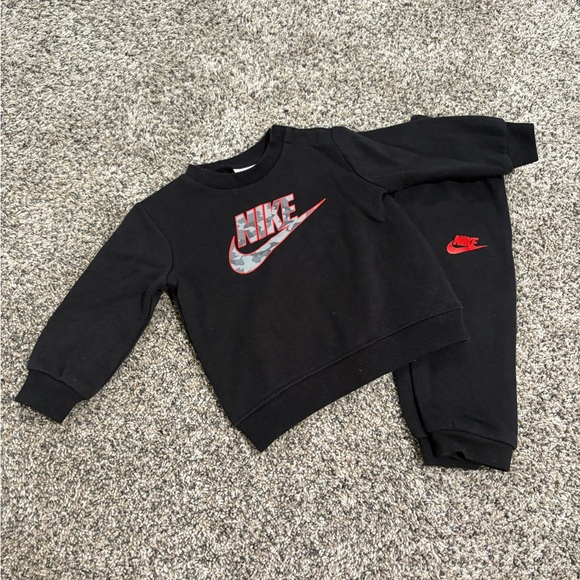 Nike Kids Bundle (hoodie + 2 matching sets + one piece) - Picture 3 of 8
